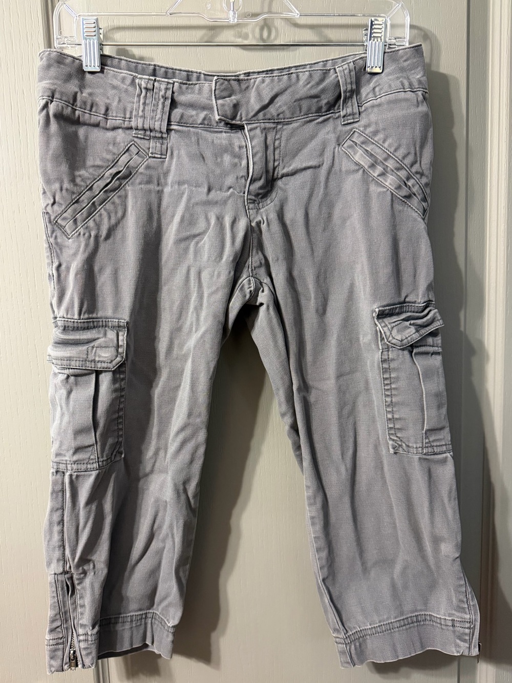 Women’s Grey Cargo Capri pants Empyre